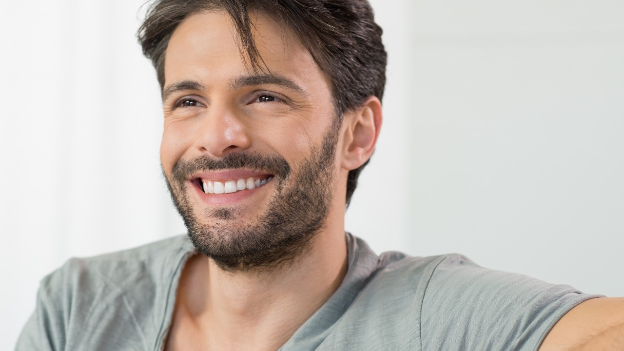 Persona sonriendo con confianza